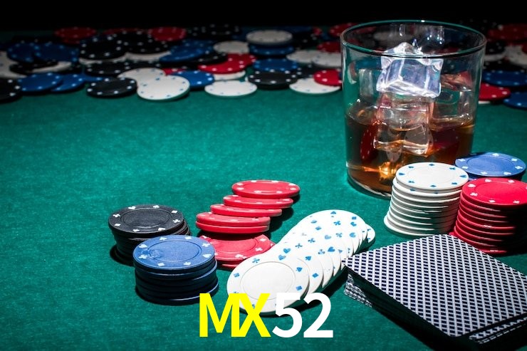 Escena dinámica inspirada en casino con iluminación MX52, cartas, fichas e íconos de juegos digitales en un espacio moderno de juegos.